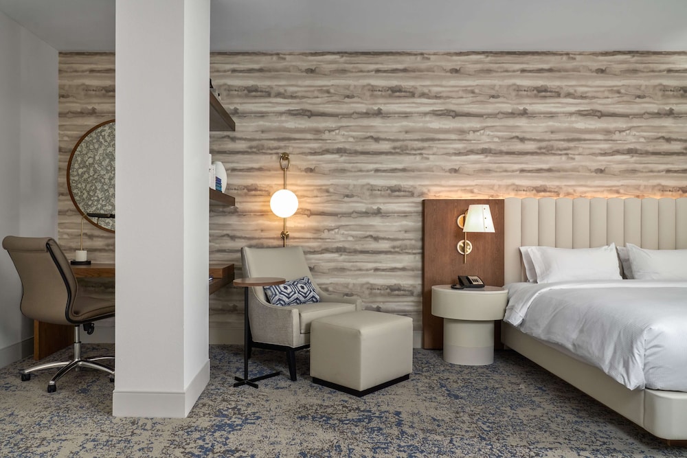 Deluxe Suite, 1 King Bed, Accessible photo 2