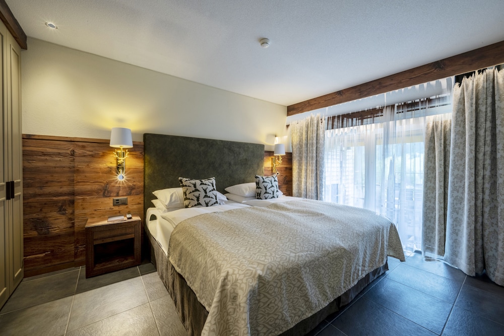 Superior Suite, 1 Bedroom, Balcony, Mountain View (Eiger) photo 2