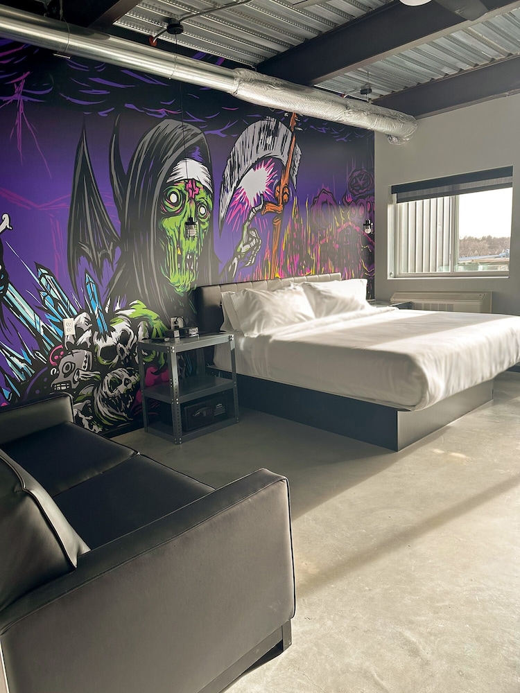 Single Room, 1 King Bed with Sofa bed photo 3
