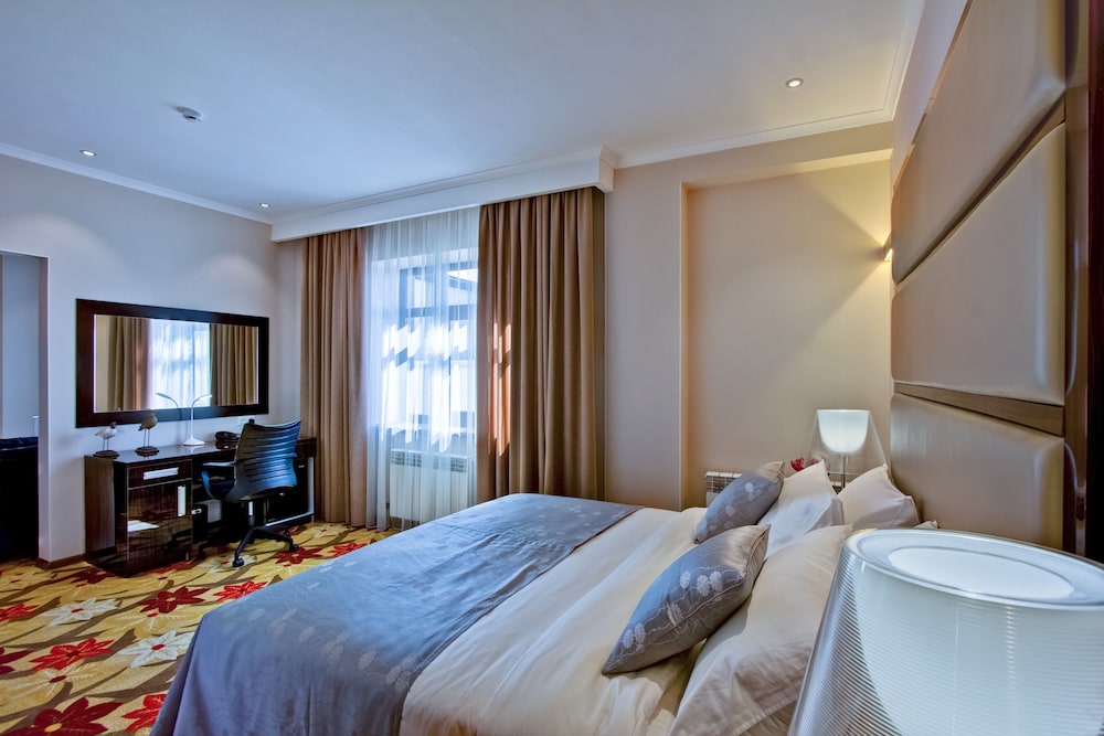 Luxury Suite, 1 Double Bed, Bathtub photo 2