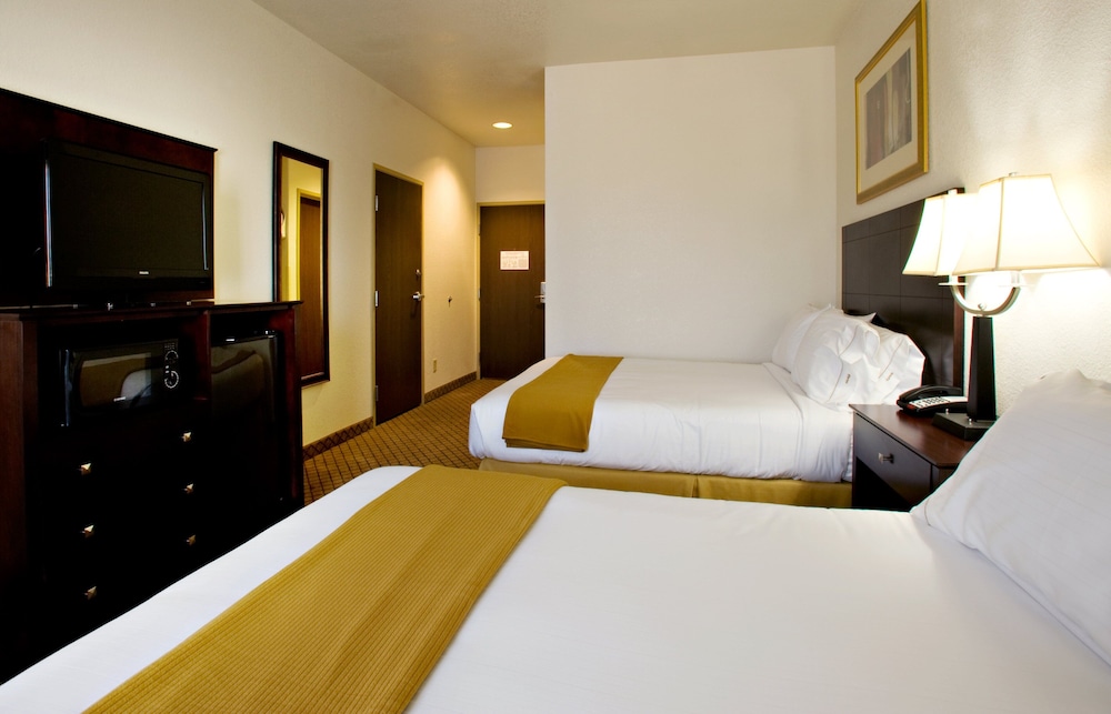 Suite, 1 King Bed, Accessible photo 3