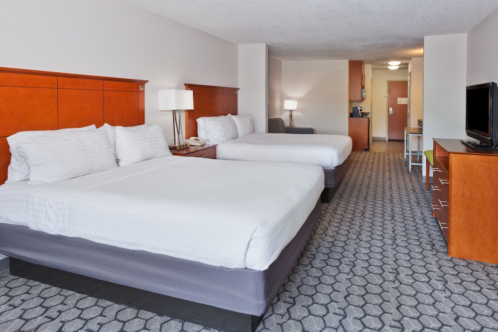 Suite, Multiple Beds (Additional Living Area) - Photo 8