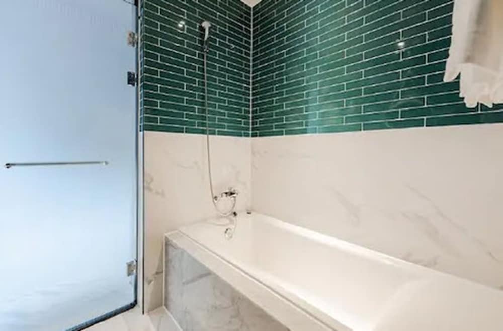 Standard Twin Room, City View - Photo 6