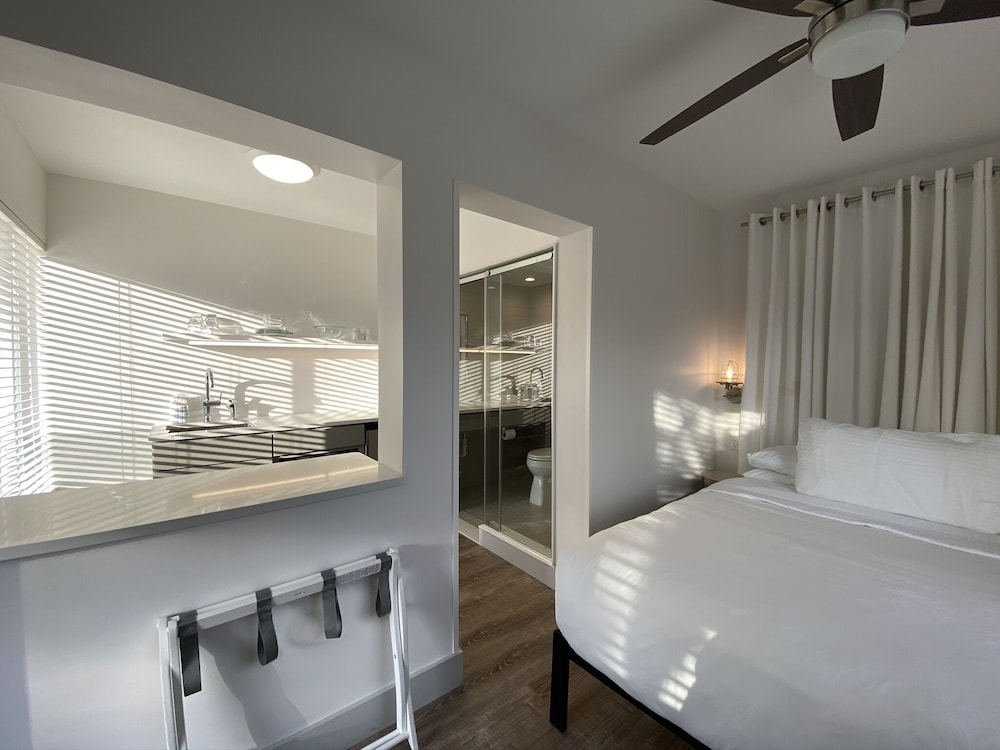 Modern Bayside Cabana photo 3
