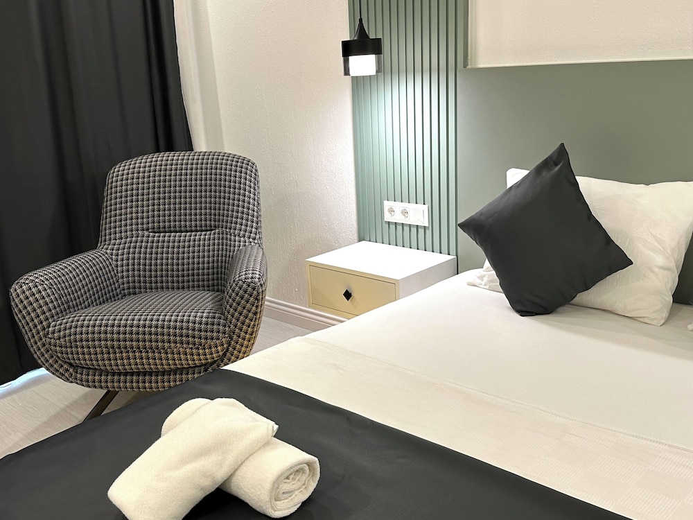 Junior Room, 1 Queen Bed, Garden View, Ground Floor photo 1