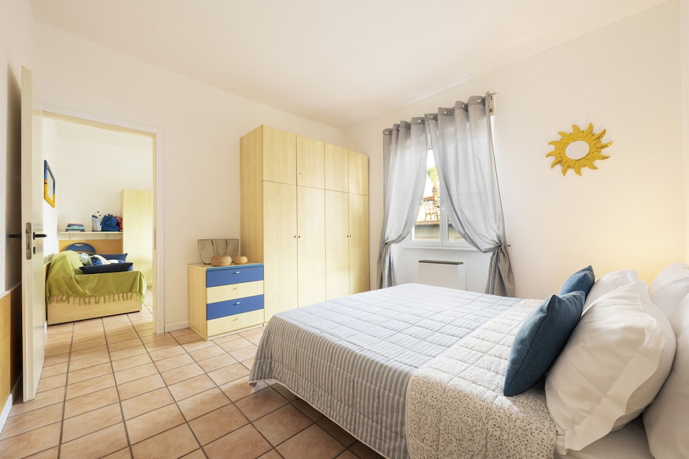 Basic Apartment, 1 Bedroom, Kitchen, Partial Lake View photo 3