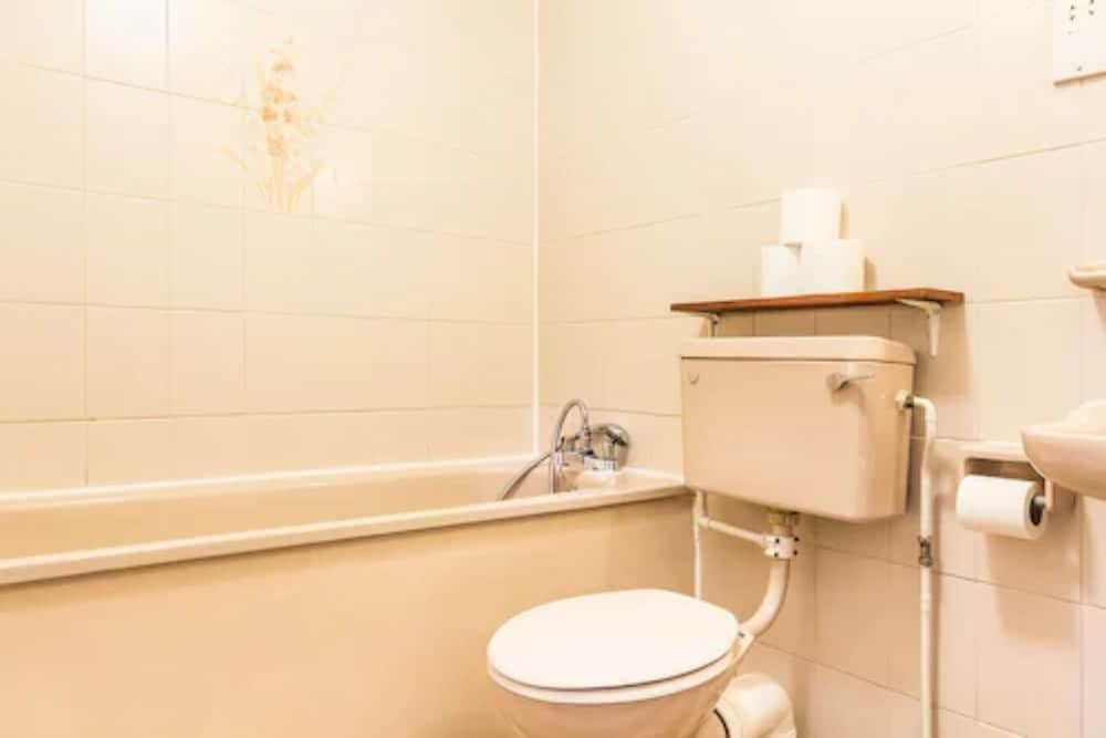 Family Suite 4 (Two adjoining rooms with a shared bathroom) photo 2