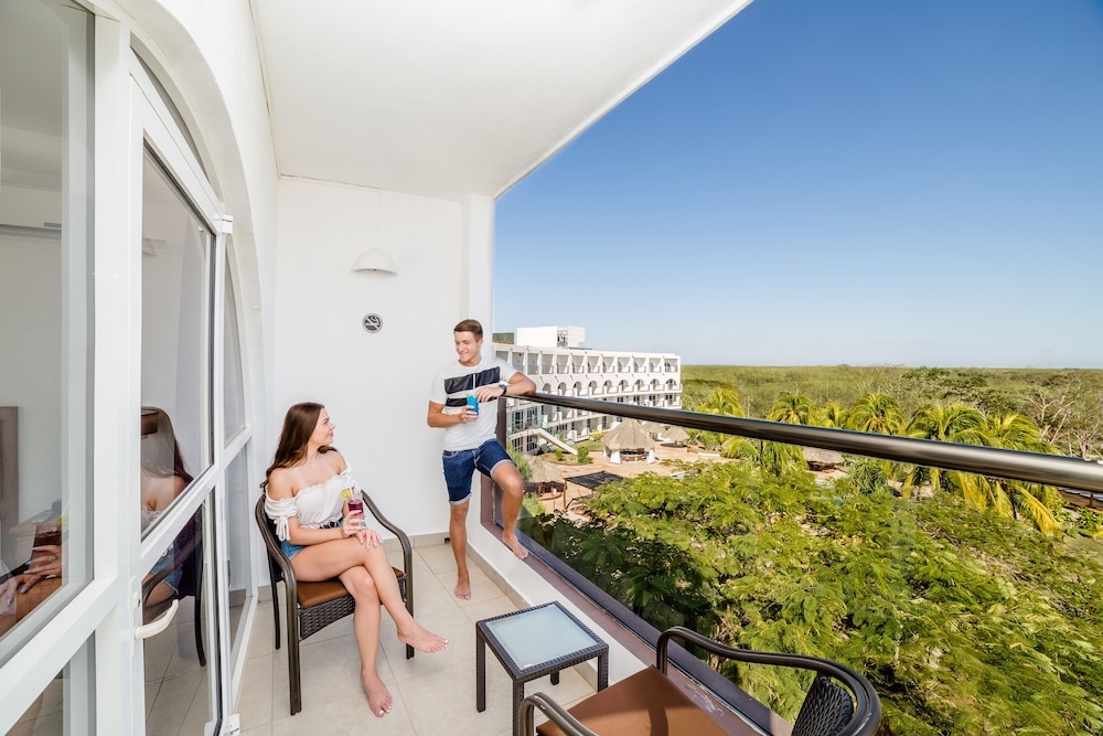 Standard Room, 2 Double Beds, Pool View photo 3