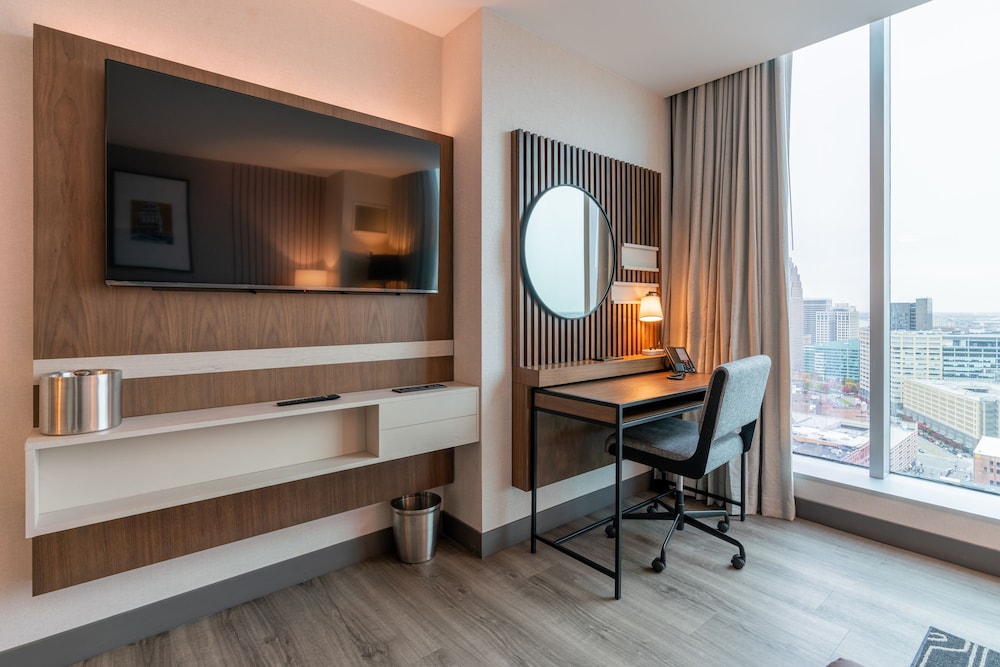 Deluxe Room, 1 King Bed, City View photo 2