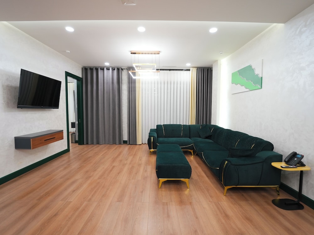 Club Studio, 1 King Bed with Sofa bed, Corner - Photo 6