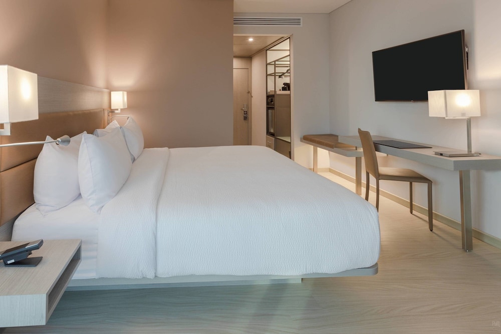 Room, 1 King Bed, Sea View (Balcony) photo 2