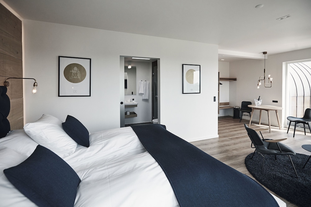 Panoramic Suite, 1 King Bed, Hot Tub, Corner photo 3