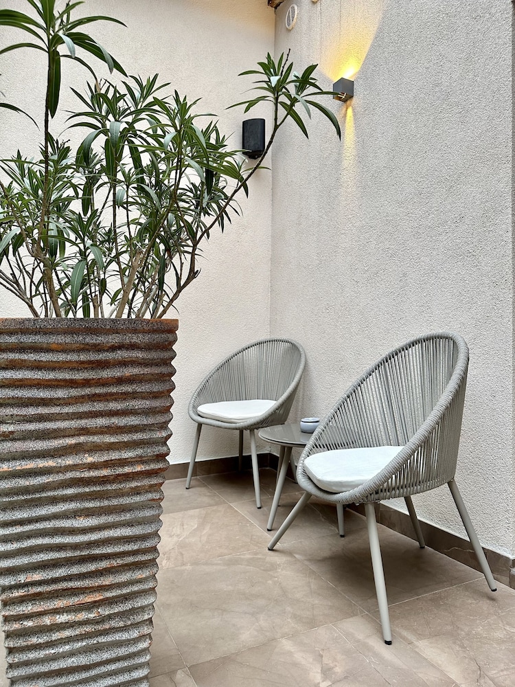 Premium Double Room, 1 King Bed, Balcony, Courtyard View photo 2