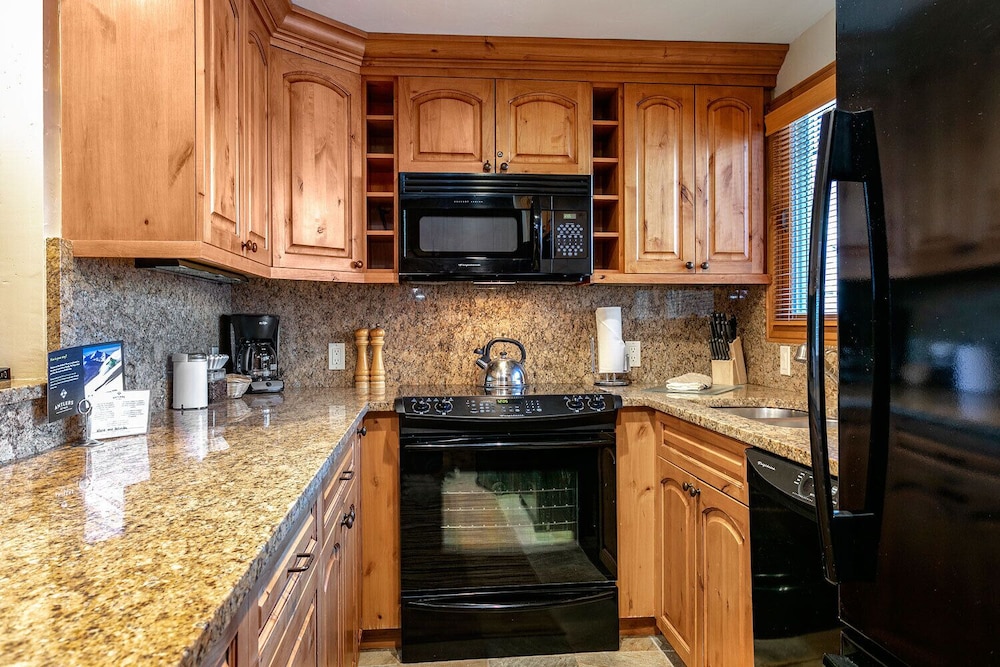 Condo (Gold) - Photo 1