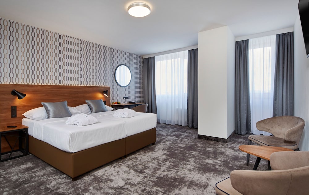 Executive Double Room, Pool Access - Photo 4