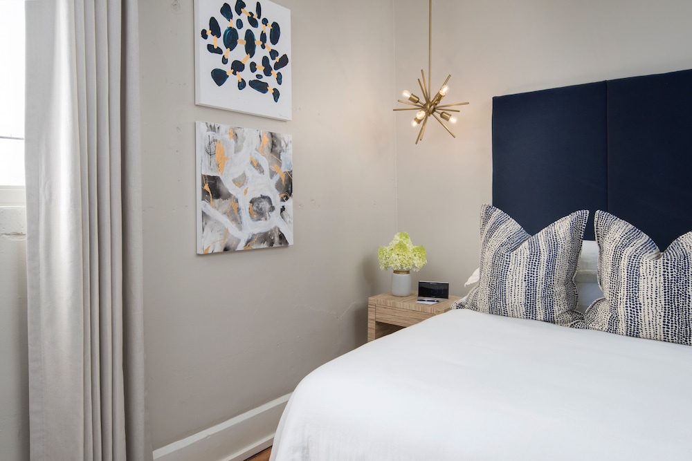Standard Room, 1 King Bed photo 2