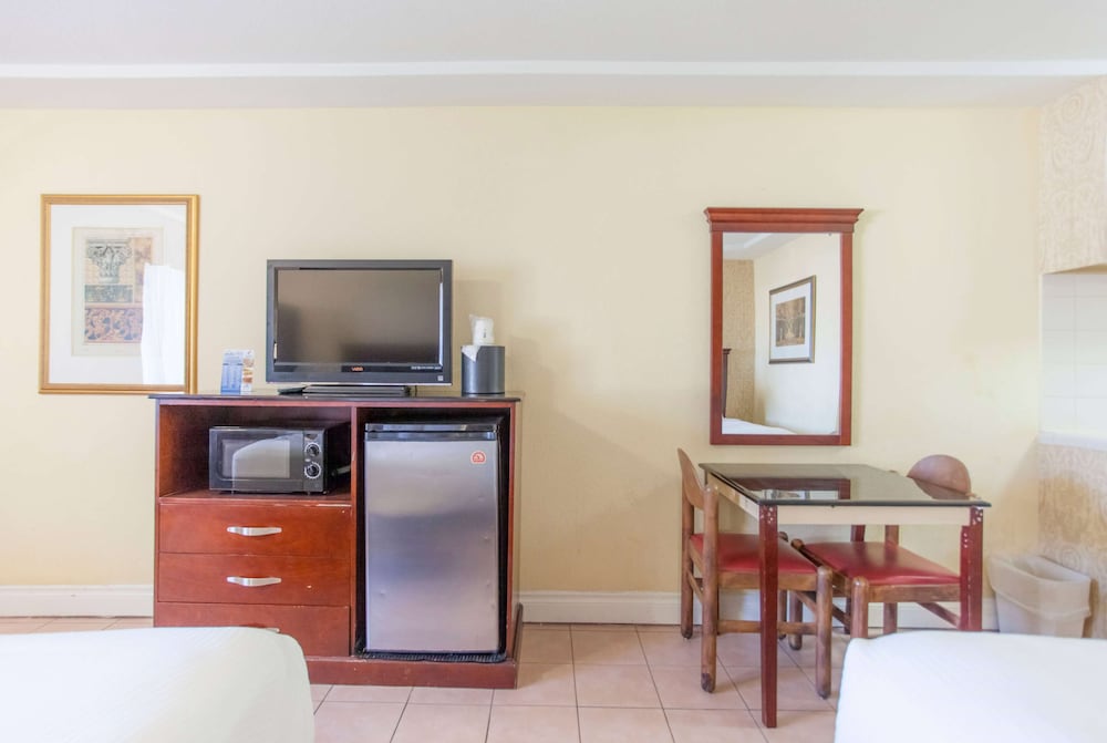 Room, 2 Double Beds - Photo 9