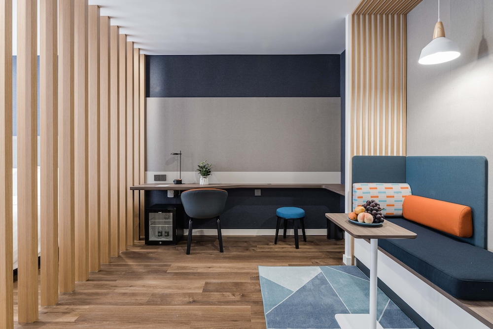 Suite, 1 King Bed with Sofa bed