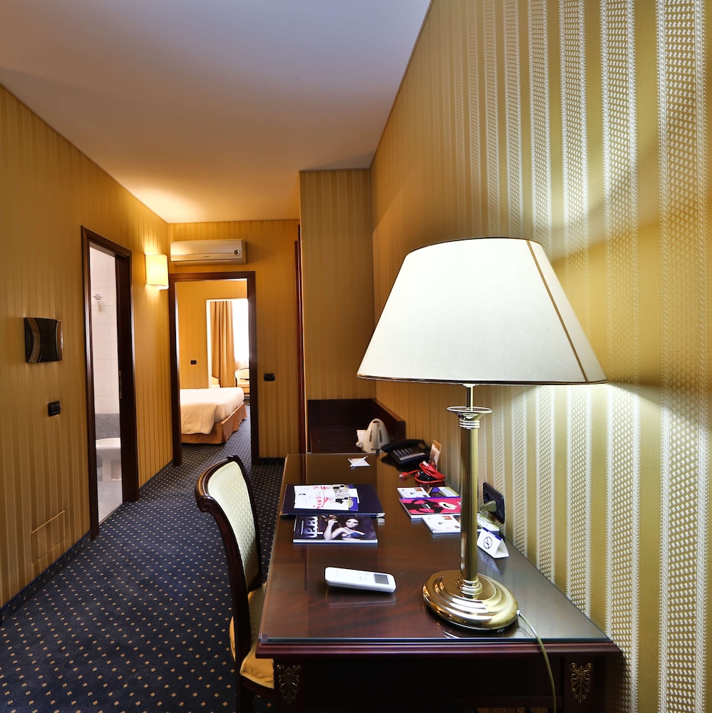 Family Suite, 1 King Bed, Non Smoking (with Sofabed) - Photo 4
