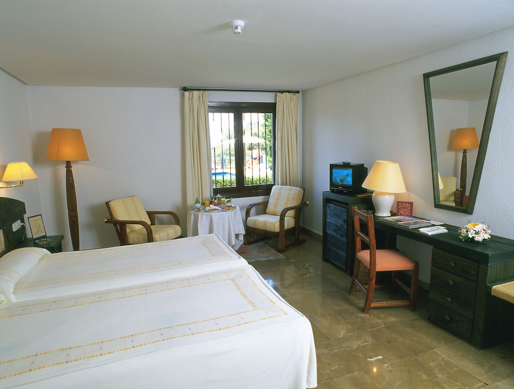 Standard Twin Room (3 Adults) photo 2