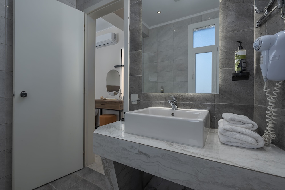 Standard Double Room, Partial Sea View - Photo 8