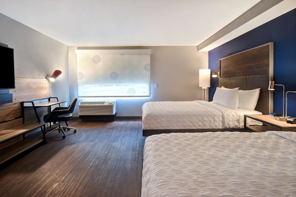Room, 2 Queen Beds, Accessible, Bathtub - Photo 2