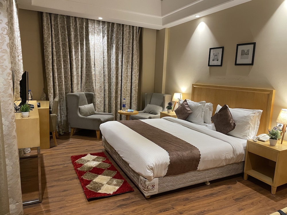 Suite with City View - Photo 14