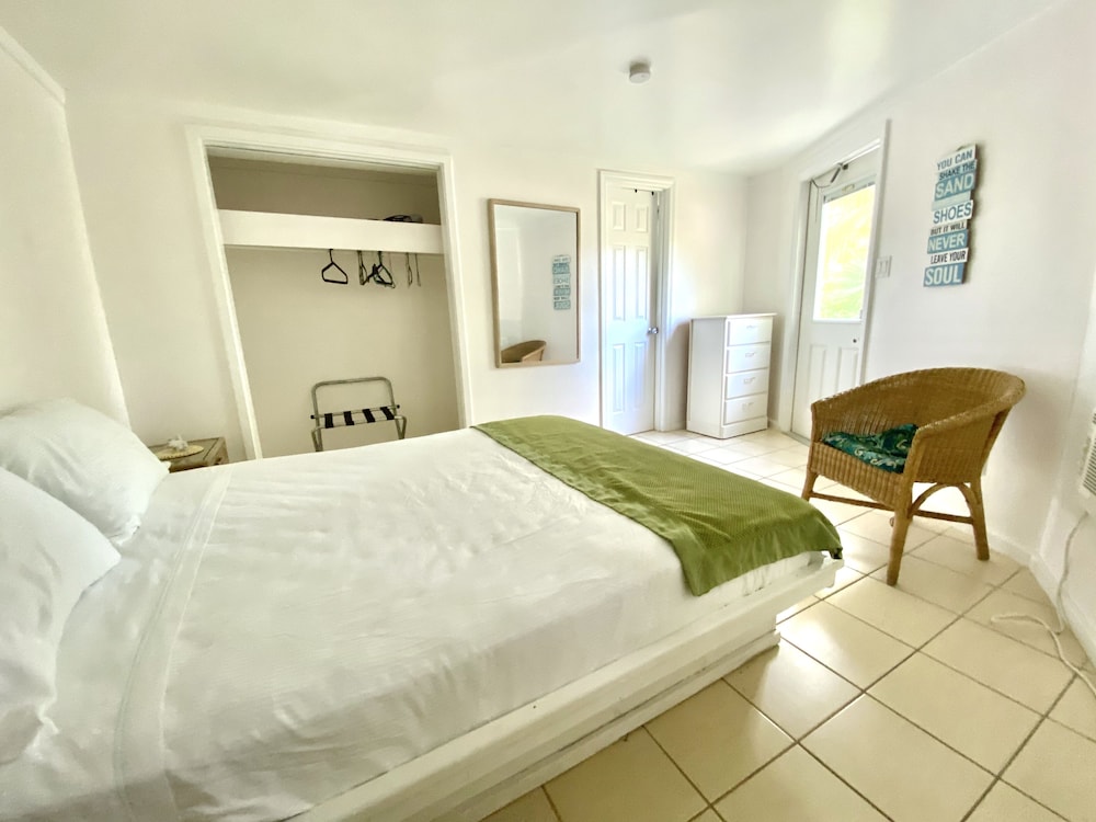 Classic Cottage, 1 Queen Bed, Refrigerator (Hibiscus) photo 1