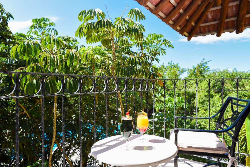 Deluxe Room (romance)