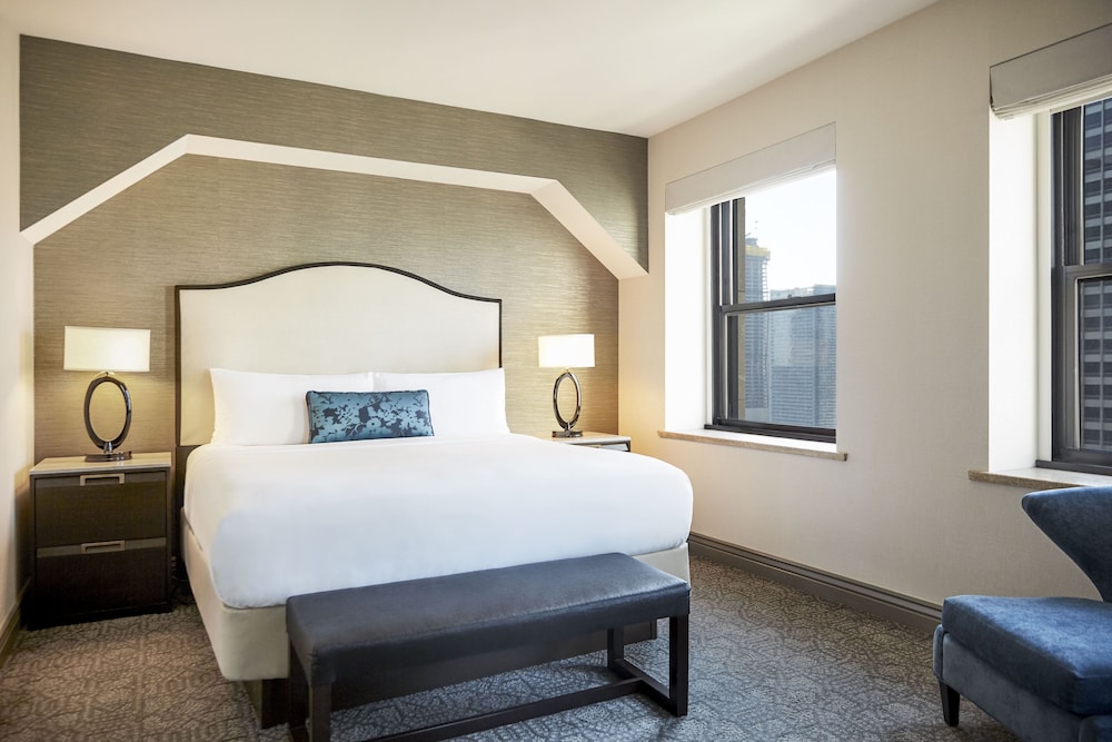 Classic Room, 1 King Bed, Mobility Accessible, Tower (Accessible Tub, Grand Tower)