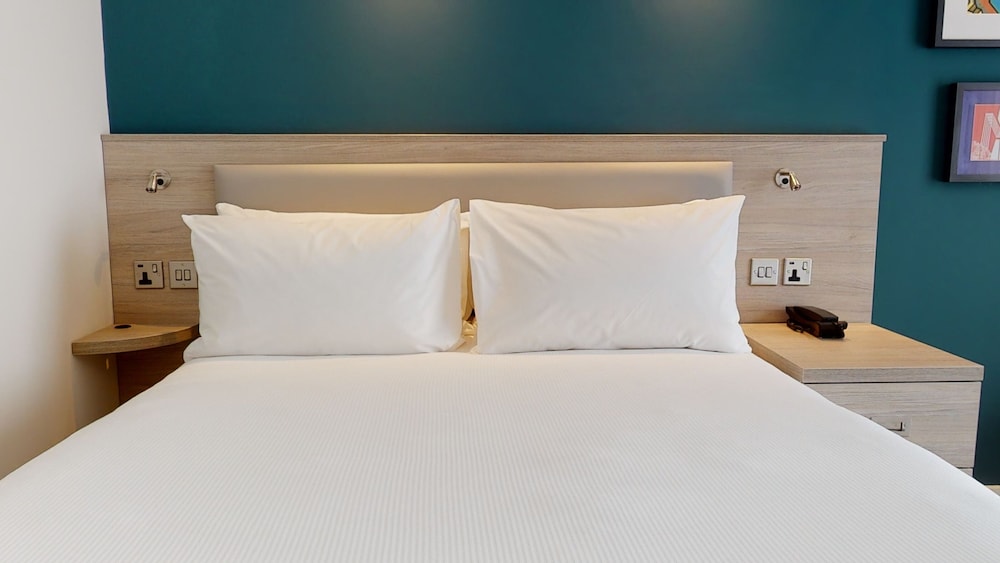 Queen Room with extra single bed - Photo 3