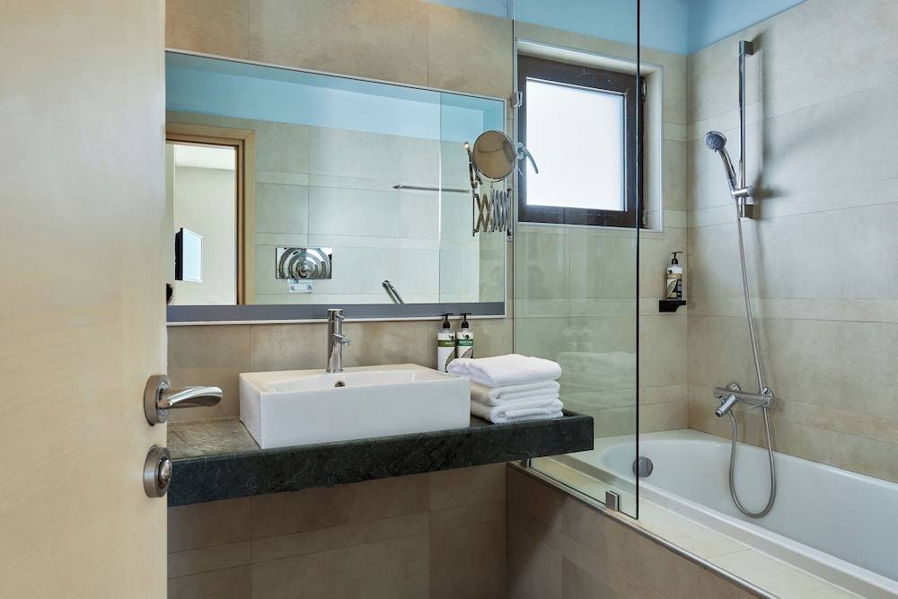 Family Suite Sea View thumbnail 6