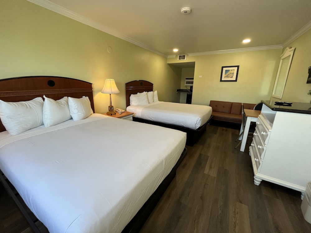 Deluxe Room 2 Queen beds with Futon non smoking