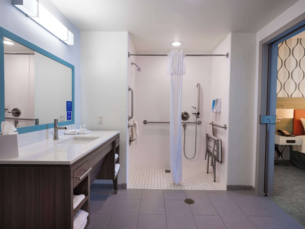 Suite, 1 King Bed, Accessible (Mobility & Hearing, Roll-in Shower) - Photo 2