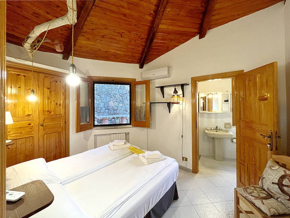 Family Bungalow, 2 Bedrooms, Terrace, Partial Sea View (Vulcano)