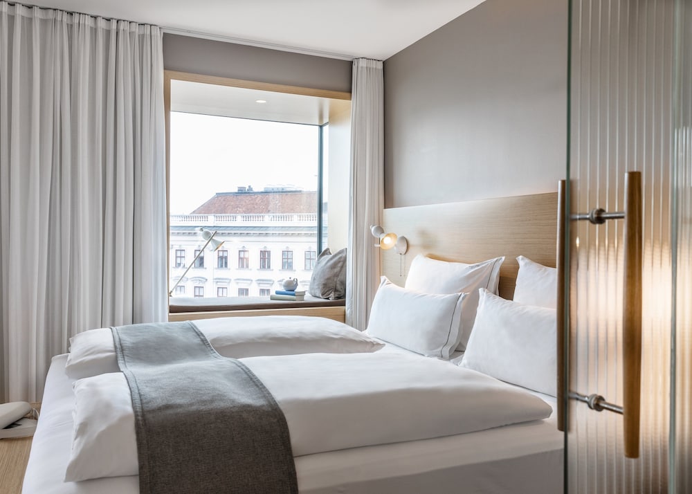 Deluxe Room (Opera View)