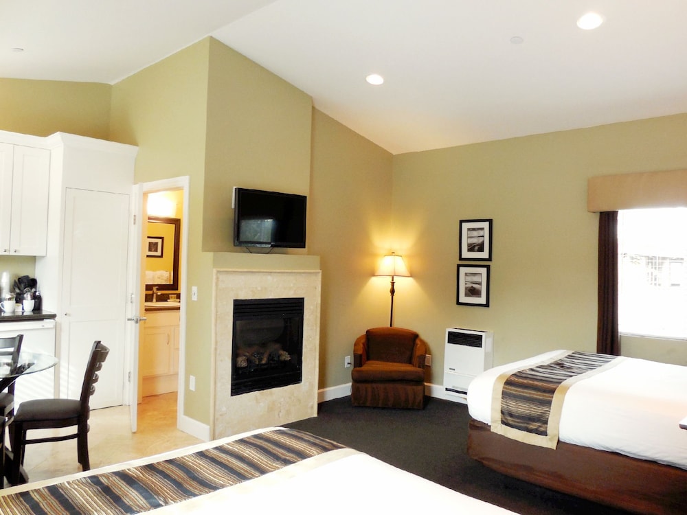 Deluxe Room, 2 Queen Beds - Photo 1
