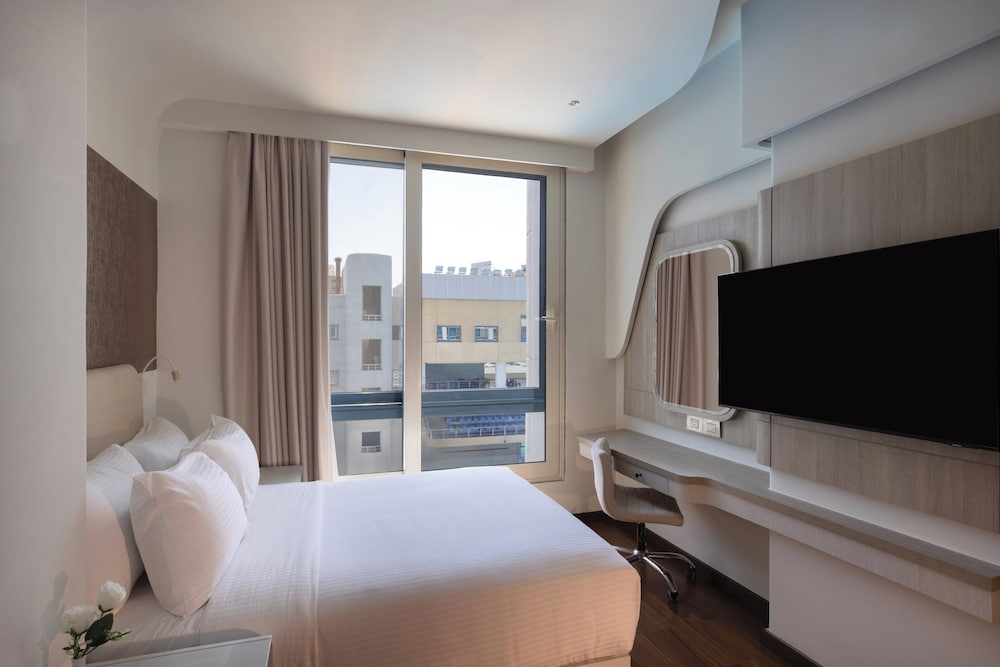 Standard Room, 1 King Bed, Accessible, Pool View photo 1