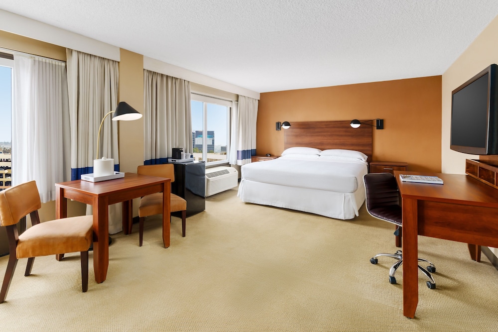 Junior Suite, 1 King Bed (Mobility Accessible, Roll-In Shower) photo 3