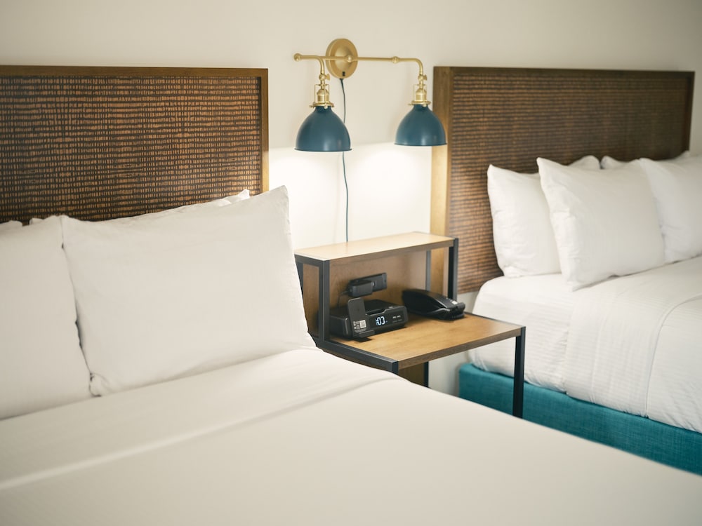 Deluxe Room, 2 Queen Beds, Non Smoking, Pool Access photo 1