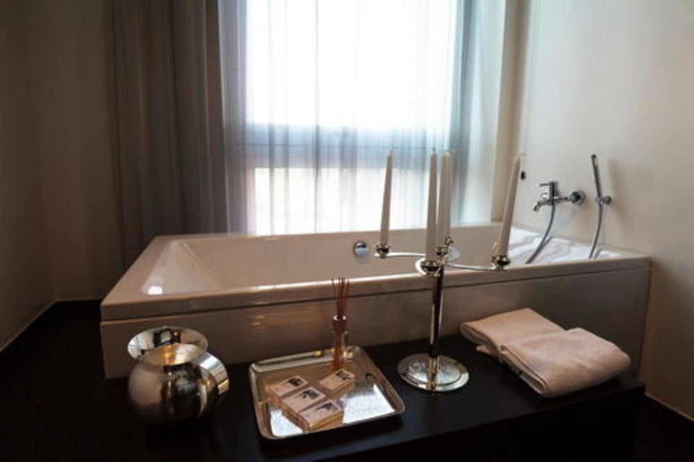 Suite (Skyline) - Photo 5