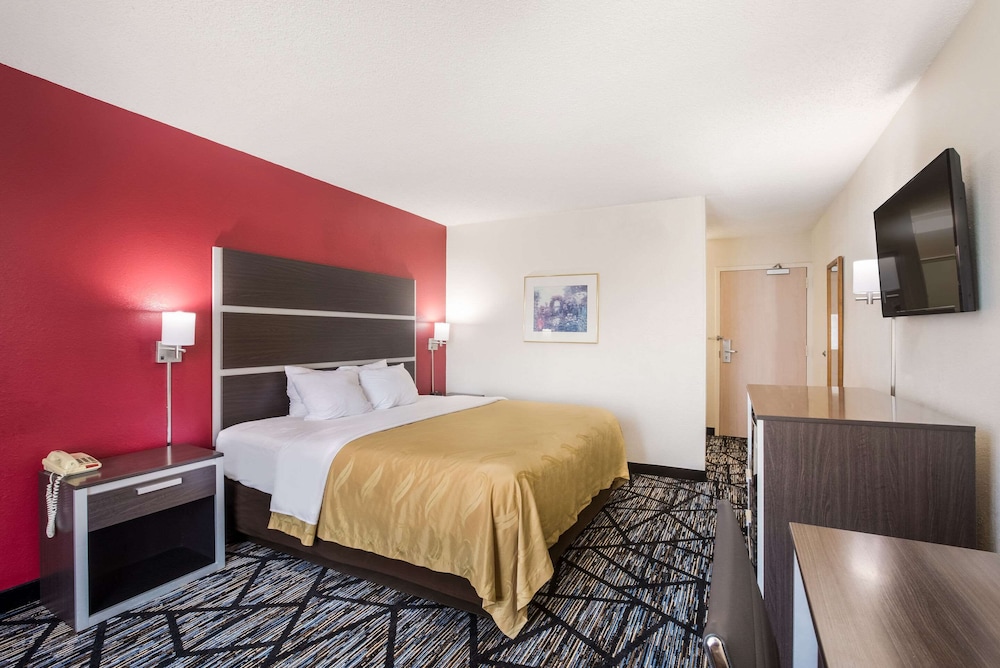 Standard Room, 1 King Bed, Non Smoking - Photo 5