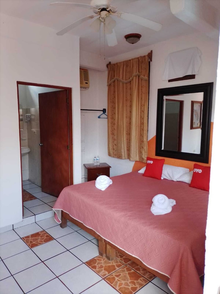 Basic Room, 1 King Bed photo 2