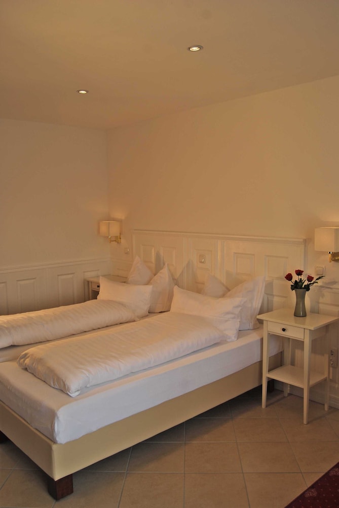 Room (002)