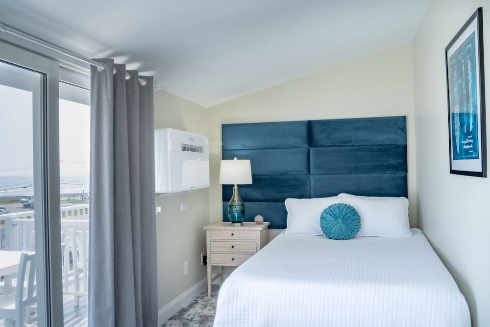 Oceanfront Full w/ Kitchenette