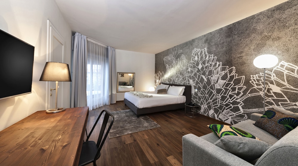Junior Suite, 1 King Bed with Sofa bed, Jetted Tub (Jacuzzi) photo 1