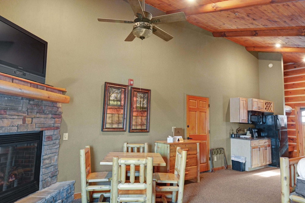 C 52L-Standard Cabin, Multiple Beds, Fireplace, Mountain View photo 3