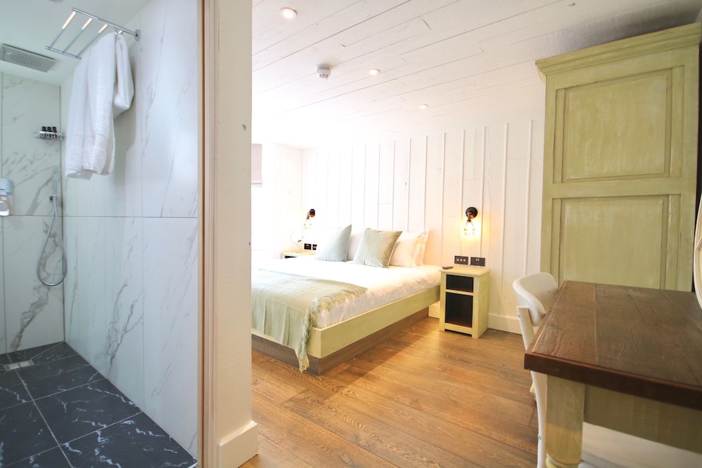 Luxury Double Room, 1 King Bed, Non Smoking, Private Bathroom photo 2