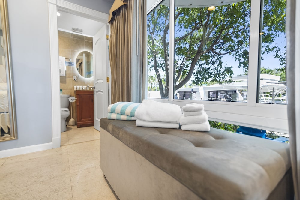 Deluxe Suite, 1 Bedroom, Patio, Bay View photo 2