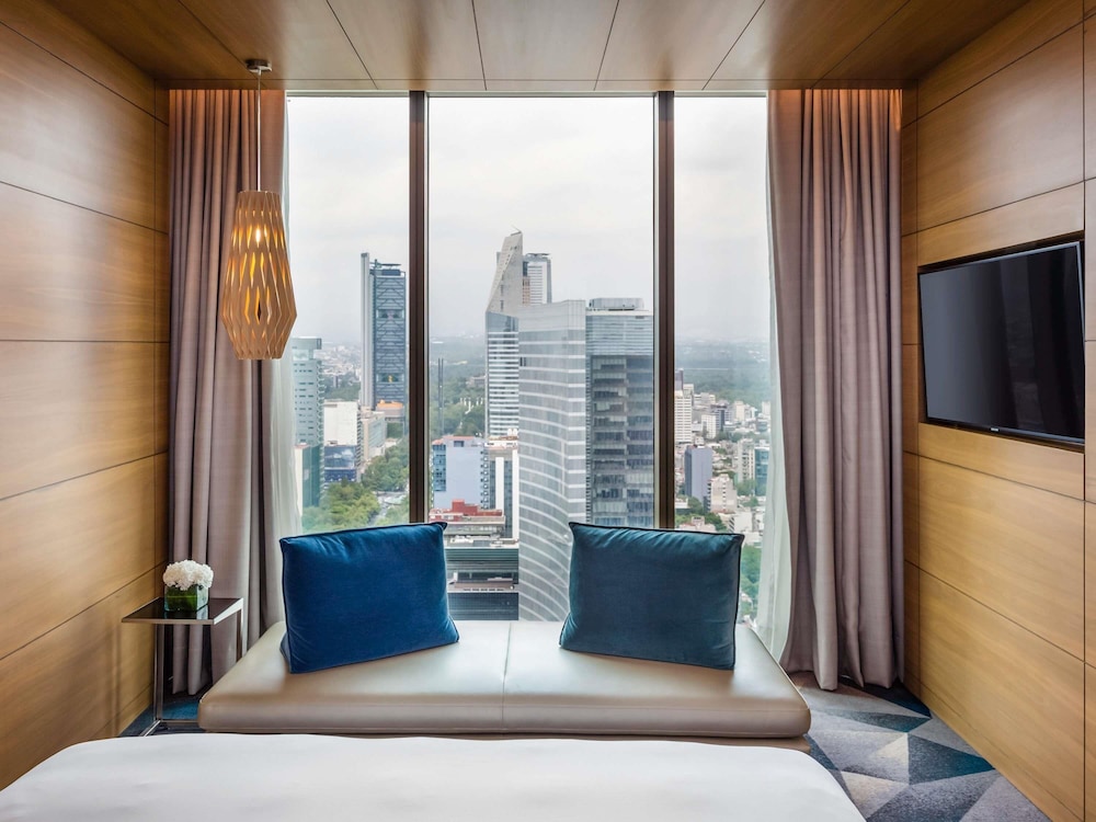 Independence Superior King Room with One King Bed (Non Smoking)